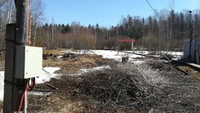 Место подключения сетевого электрического кабеля, идущего к зданию с оборудованием