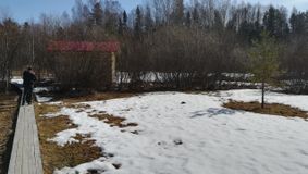 Место для размещения солнечных панелей и здание, где будет установлено оборудования солнечной станции